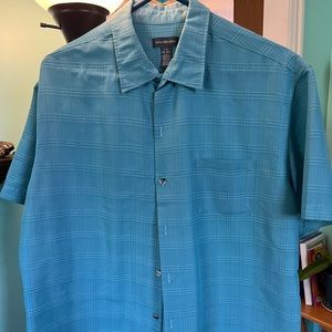 Mens size Large Van Heusen button down shirt.